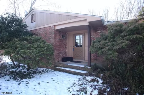 2 Spring Hill Rd, Franklin Twp, NJ 08801