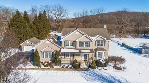 9 Endicott Dr, Independence Twp, NJ 07838