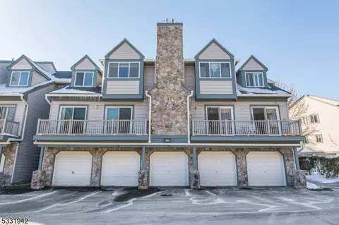 108 Woods Edge Dr, Succasunna, NJ 07876