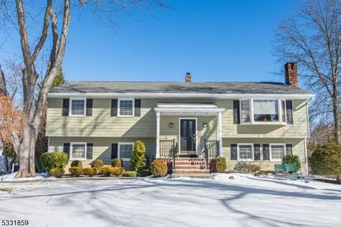 15 Lombard Dr, West Caldwell, NJ 07006