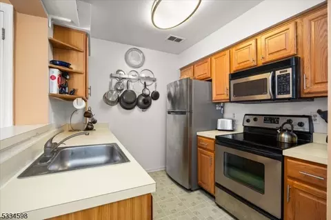 35 Hyde Ct, Bedminster, NJ 07921 photo 2
