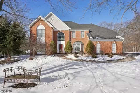 77 Kim Ln, Washington Twp, NJ 07853