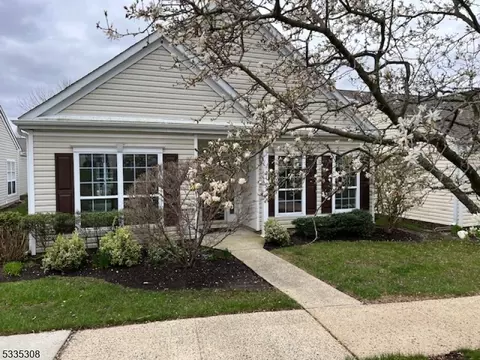 673 Bluebird Dr, Monroe Township, NJ 08831