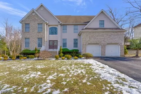 12 Hickory Ln, Green Brook, NJ 08812