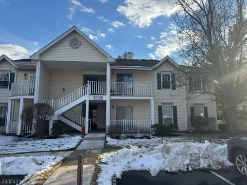 221 Sapphire Ln, Franklin Park, NJ 08823