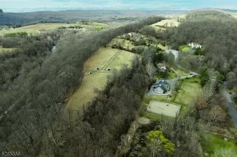 1 Indian Ln, Tewksbury Twp, NJ 07830
