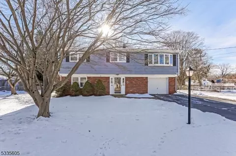 8 1st St, Roxbury Twp, NJ 07847
