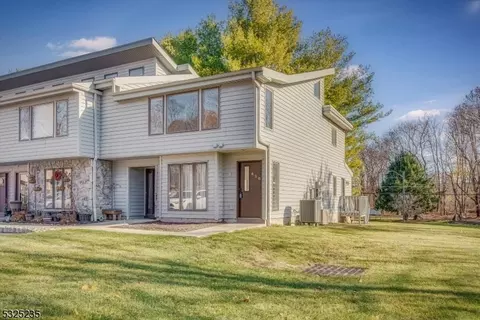 420 Iroquois Ct, Lafayette, NJ 07848