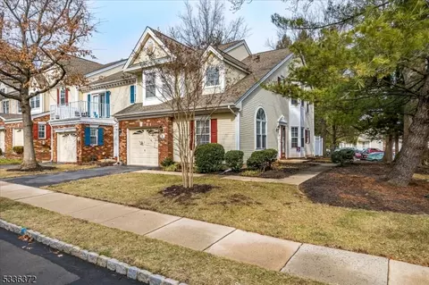 2 Coral Ct, Franklin Park, NJ 08823