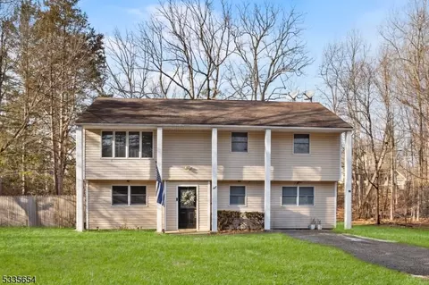 8 Crescent Rd, Green Twp, NJ 07821