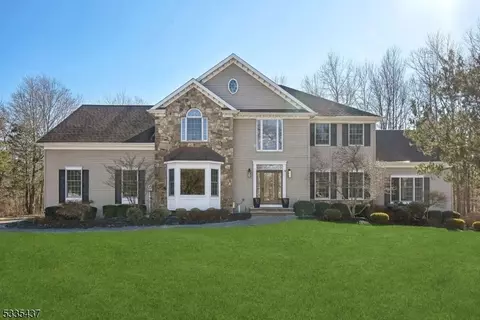 9 Magriet Rd, Readington Twp, NJ 08889