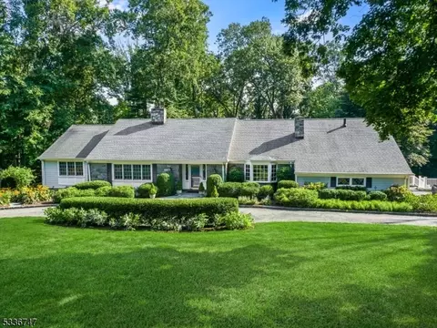 16 Hilltop Cir, Morristown, NJ 07960