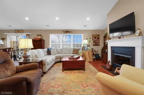 5 Pondside Dr, Ledgewood, NJ 07852