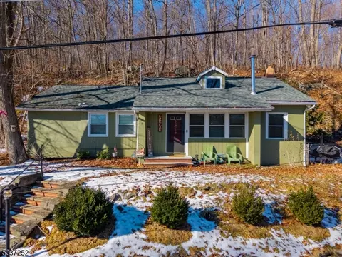 7 Beach Plz, Hardyston, NJ 07460