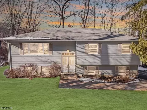 16 Molly Stark Dr, Morristown, NJ 07960