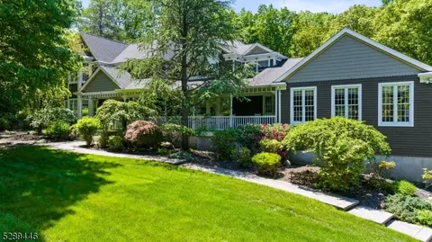2 Woodside Dr, Boonton, NJ 07005