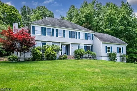 19 Cider Mill Ln, Washington Twp, NJ 07865