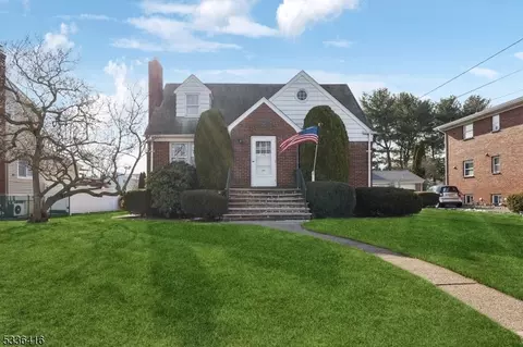 124 Franklin St, Elmwood Park, NJ 07407