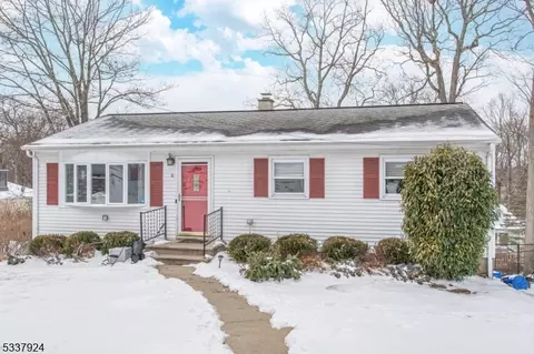 6 Jager Ct, Hopatcong, NJ 07843