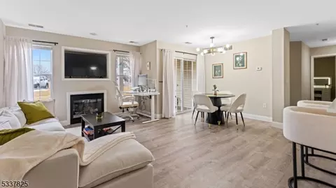 628 Honeybrook Cir, Stewartsville, NJ 08886