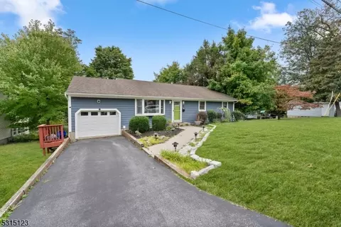 60 Gloucester Rd, Parsippany-troy Hills Twp, NJ 07054