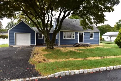 8 Spruce St, Mine Hill, NJ 07803