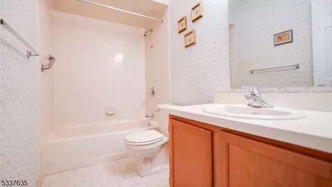 907 Wetherburn Ct, Flemington, NJ 08822 photo 17
