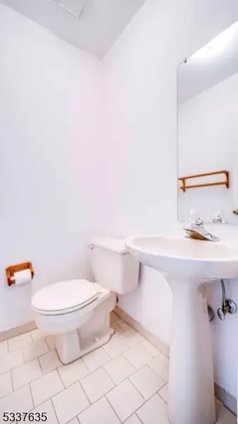 907 Wetherburn Ct, Flemington, NJ 08822 photo 13