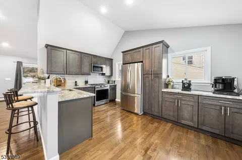 19 Candlewood Ct, Woodbridge Twp, NJ 07067