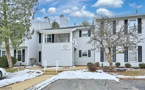 77 Junco Ct, Three Bridges, NJ 08887