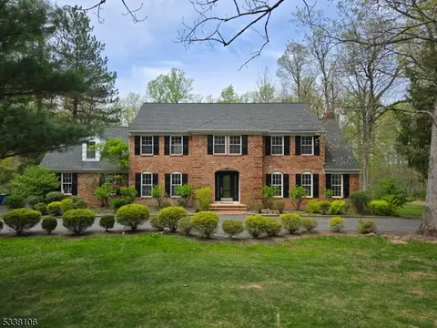 17 Forest Dr, Warren, NJ 07059