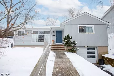 34 Lakeshore Dr, Oakland, NJ 07436