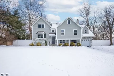 16 Cardinal Dr, Oakland, NJ 07436