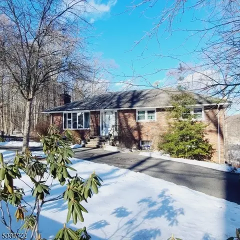 87 Hillside Dr, Bloomingdale, NJ 07403