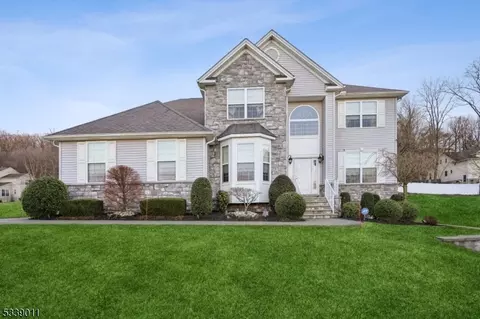 1 Dogwood Ct, Cedar Grove, NJ 07009