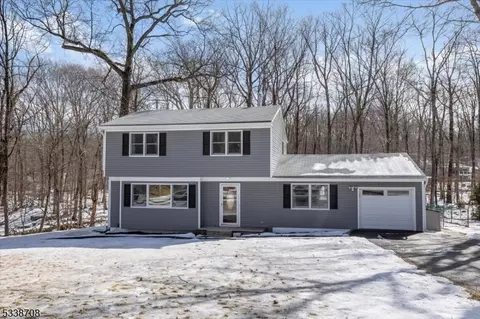 32 Fawnridge Dr, Washington Twp, NJ 07853