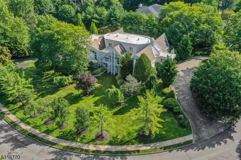 27 Chelsea Dr, Livingston, NJ 07039