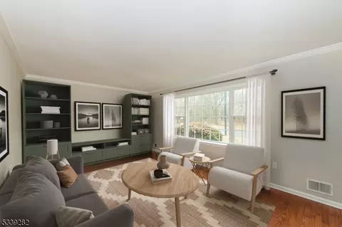 13 Fenakel St, Edison, NJ 08817