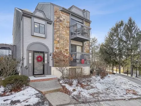 8 Delbarton Ct, Hackettstown, NJ 07840