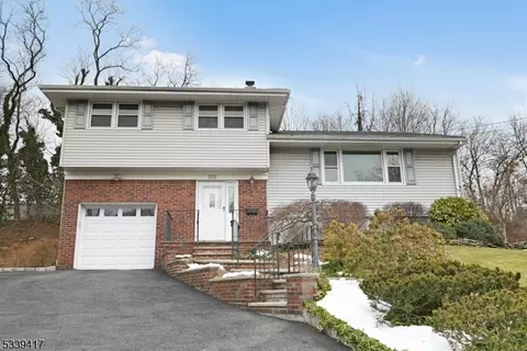 152 Broadview Ter, Paramus, NJ 07652