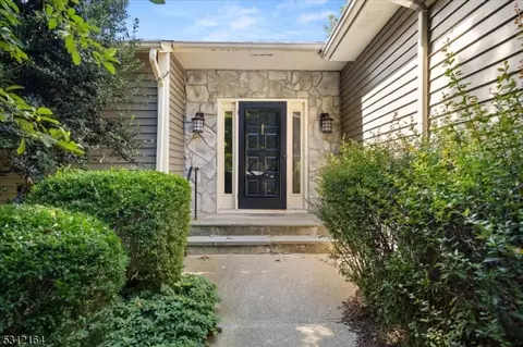 32 Hunters Cir, Lebanon, NJ 08833