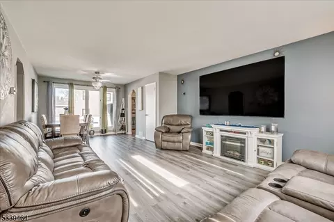548 W 5th Ave, Roselle, NJ 07203