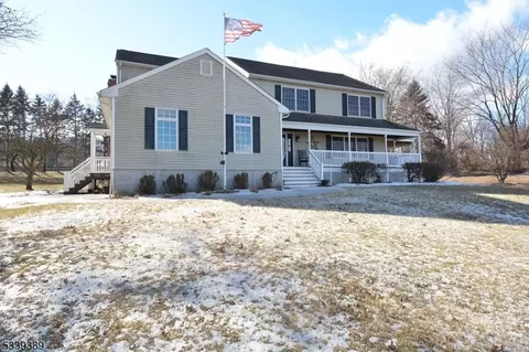 2 Kenneth Pl, Hampton, NJ 08827