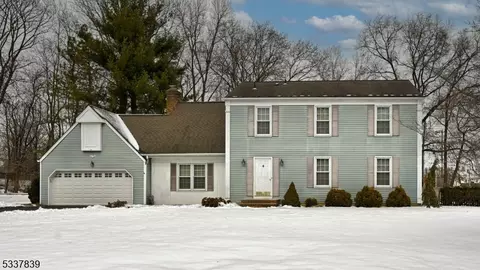 2 Lenape Ct, Pequannock Twp, NJ 07444