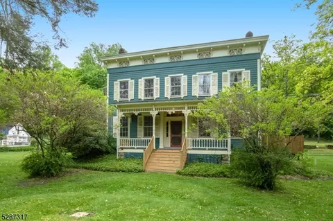 1 Hunt Pl, Glen Gardner, NJ 08826