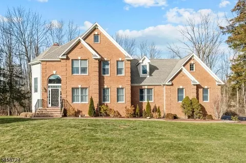 2 Stone Bridge Dr, Green Twp, NJ 07821