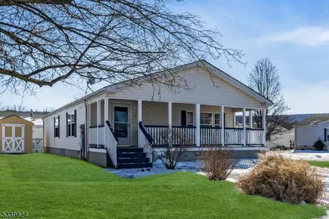 11 Peachtree Dr, Belvidere, NJ 07823