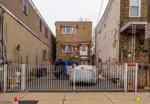 325 68th St #4, Guttenberg, NJ 07093