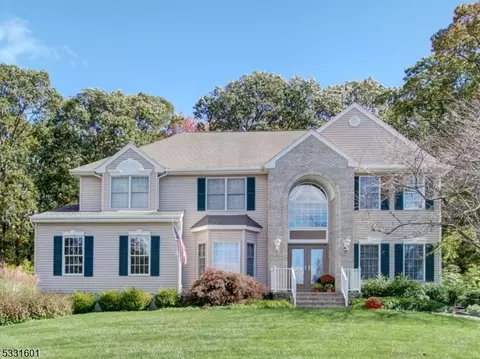 5 Cather Ct, Roxbury Twp, NJ 07852