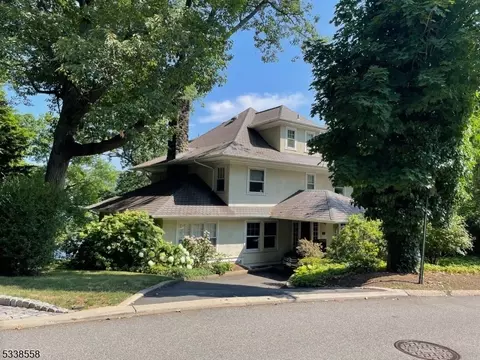 89 Lake Dr, Mountain Lakes, NJ 07046